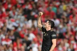 lol体验服下-拜仁慕尼黑训练开放日；赛后远射贴柱引欢呼；英超在即；更衣室氛围转暖(拜仁慕尼黑直播在线观看)